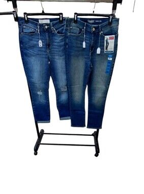 8926E...Bundle Of 2 Levi Jeans, Details Shown Below.